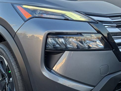 Used 2025 Nissan Rogue SV w/ SV Premium Package image 2