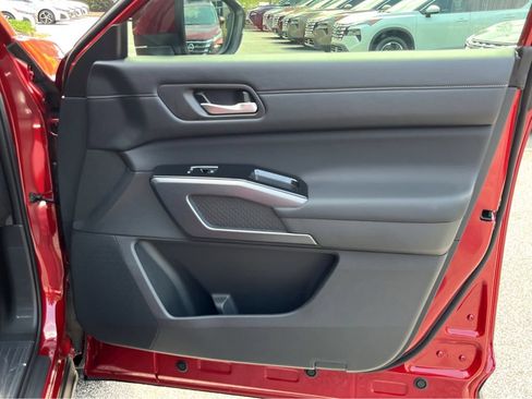 Used 2024 Nissan Pathfinder SL AWD/4WD image 6