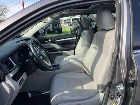 Used 2018 Toyota Highlander XLE AWD/4WD image 10