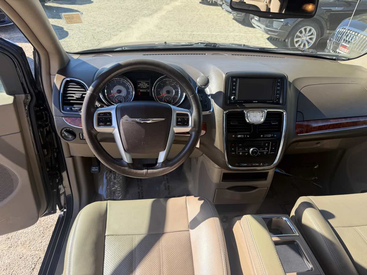 Used 2013 Chrysler Town & Country Touring-L w/ Driver Convenience Group FWD image 11