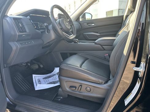 Used 2023 Nissan Pathfinder SL w/ Lighting Package (N92) image 8