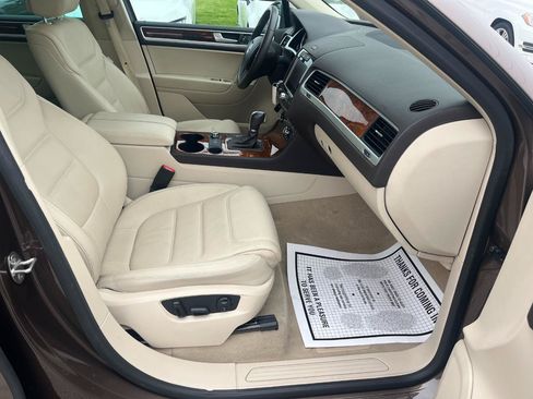 Used 2013 Volkswagen Touareg TDI AWD/4WD image 23