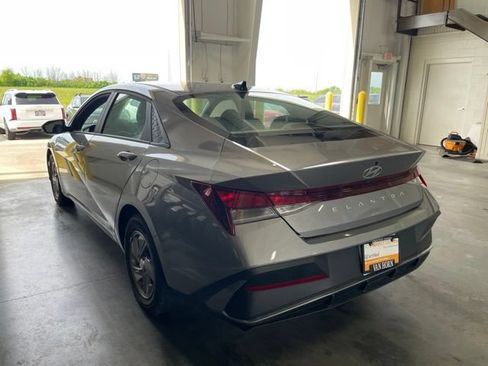 Used 2025 Hyundai Elantra SE FWD image 8