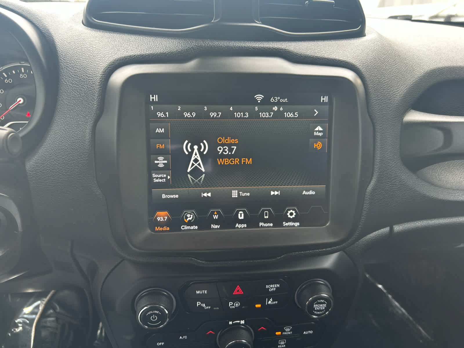 Used 2021 Jeep Renegade Latitude w/ Luxury Group I FWD image 17