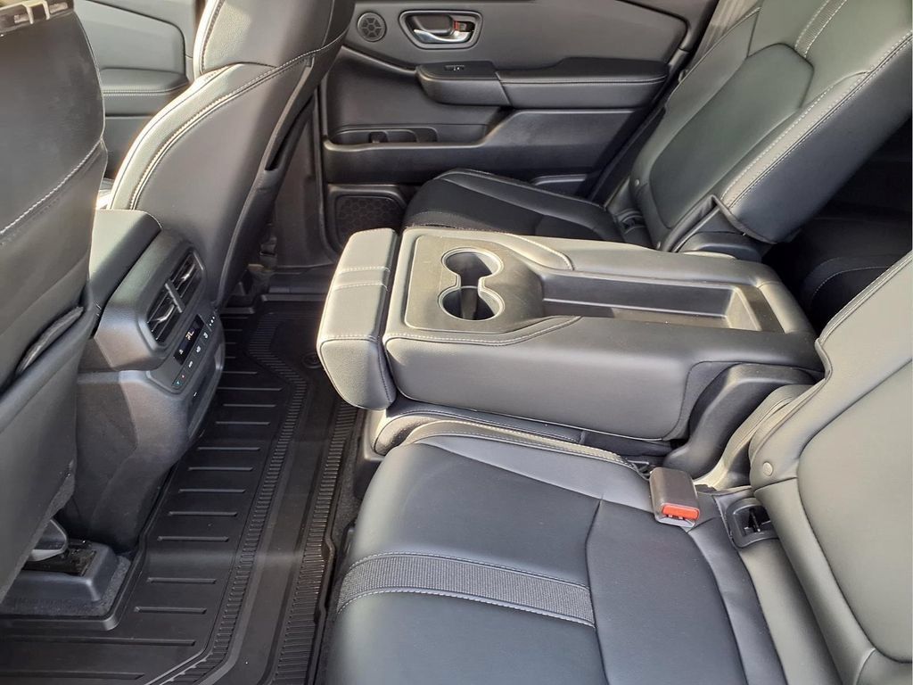 Used 2025 Honda Pilot Touring image 11
