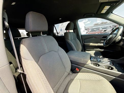 Used 2025 Honda Pilot Sport image 32