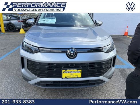 New 2026 Volkswagen Tiguan SE image 1