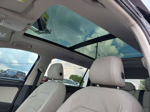 Used 2018 Volkswagen Tiguan SEL Premium FWD image 12