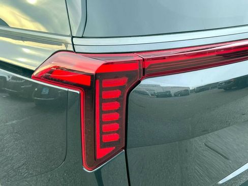 Used 2025 Kia Carnival SX Prestige image 9