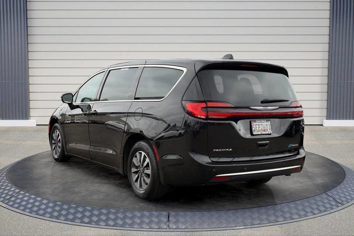 Used 2023 Chrysler Pacifica Touring-L FWD image 5