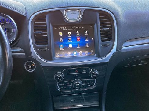 Used 2019 Chrysler 300 Touring w/ Chrome Appearance Package image 9