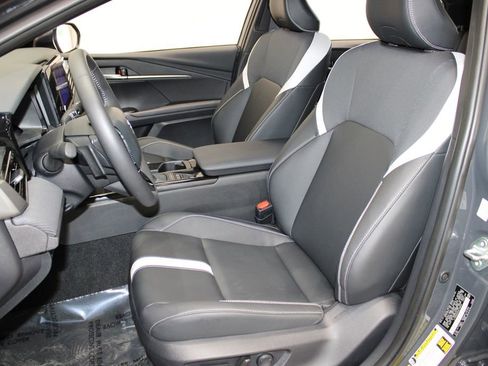 Used 2025 Toyota Camry SE image 6