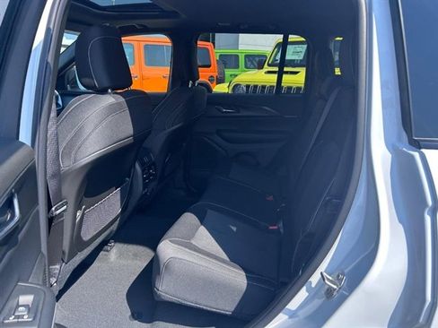 New 2025 Jeep Grand Cherokee Laredo X w/ Luxury Tech Group I image 9