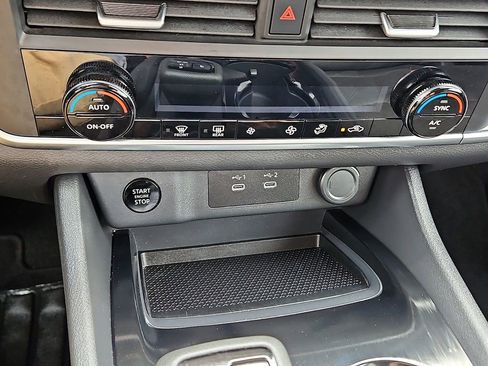 Used 2025 Nissan Rogue SV FWD image 17