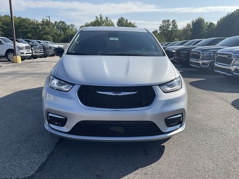 New 2026 Chrysler Pacifica Select image 2