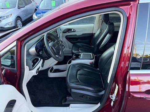 Used 2022 Chrysler Pacifica Touring-L FWD image 4
