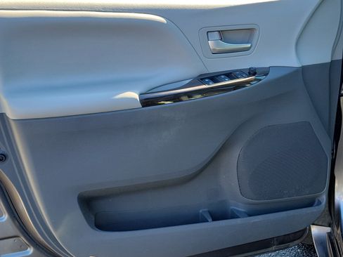 Used 2017 Toyota Sienna XLE image 22