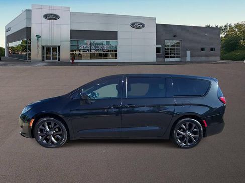 Used 2019 Chrysler Pacifica Touring Plus w/ S Appearance Package FWD image 6