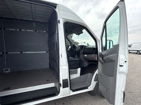 Used 2017 Mercedes-Benz Sprinter 2500 image 10