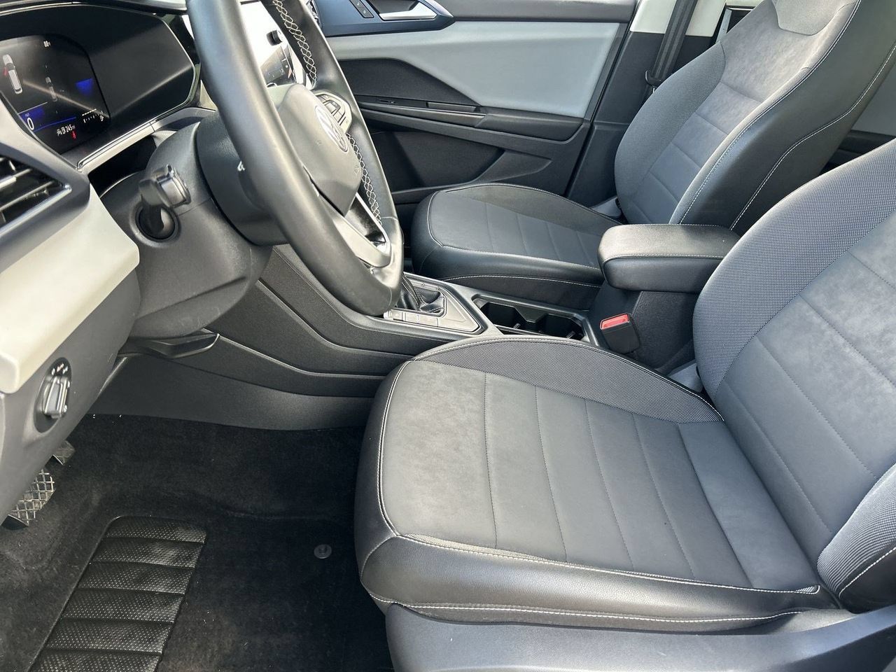 Used 2022 Volkswagen Taos SE w/ Panoramic Sunroof Package FWD image 16
