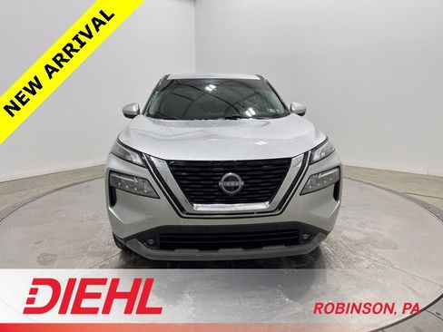 Used 2022 Nissan Rogue SV image 2