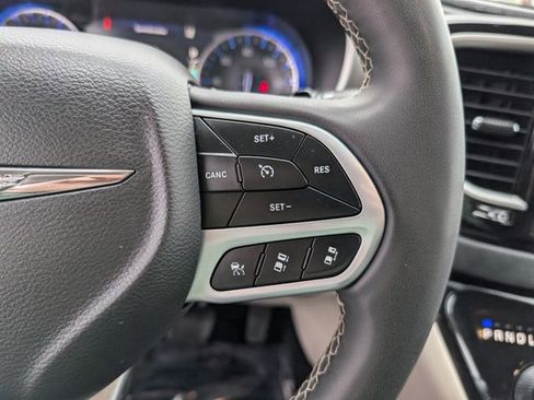 Used 2024 Chrysler Pacifica Touring-L image 12