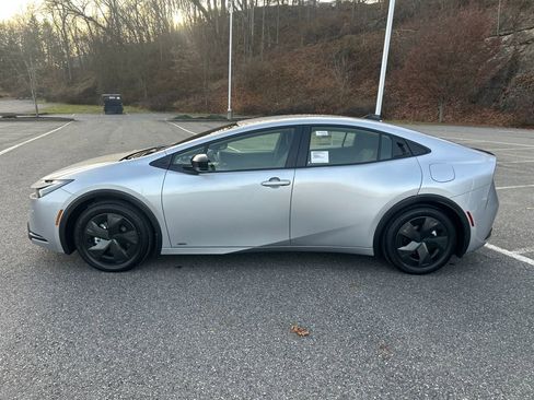 New 2026 Toyota Prius LE image 2