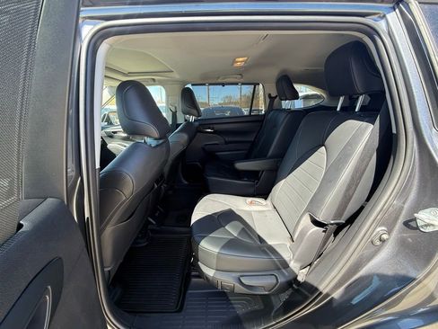 Used 2020 Toyota Highlander XLE AWD/4WD image 18