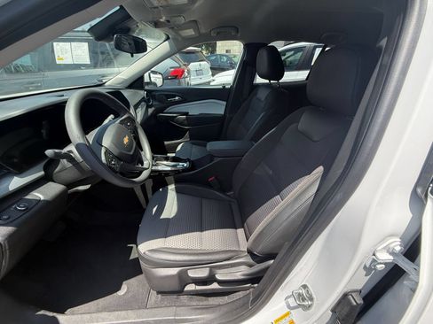 Used 2025 Chevrolet Trax LT FWD image 20