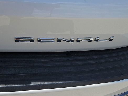 Used 2023 GMC Yukon XL Denali Ultimate AWD/4WD image 16