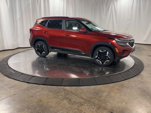 Certified 2025 Kia Seltos SX w/ SX Sunroof Package image 3