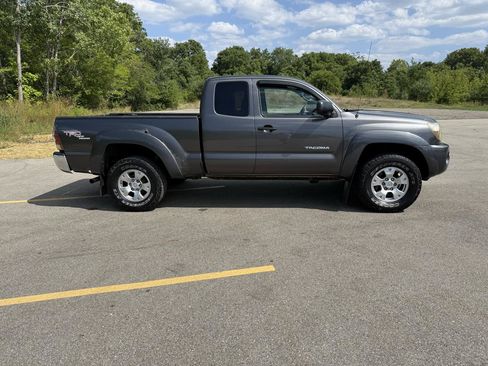 Used 2011 Toyota Tacoma 4x4 Access Cab V6 w/ TRD Off-Road Pkg image 4