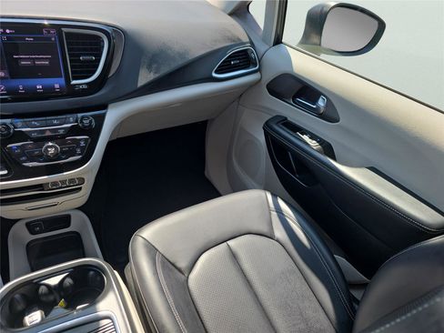 Used 2023 Chrysler Pacifica Touring-L image 16