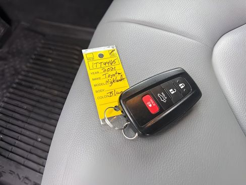 Used 2021 Toyota Highlander XLE image 37