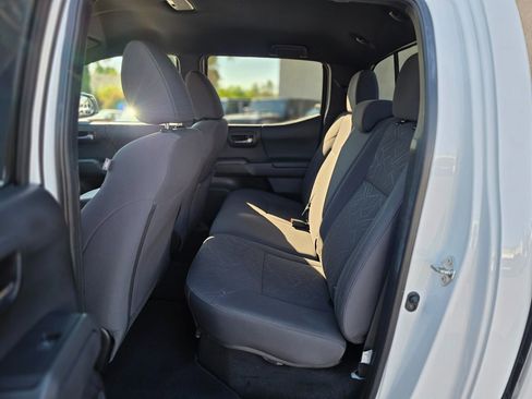 Used 2017 Toyota Tacoma TRD Sport image 18