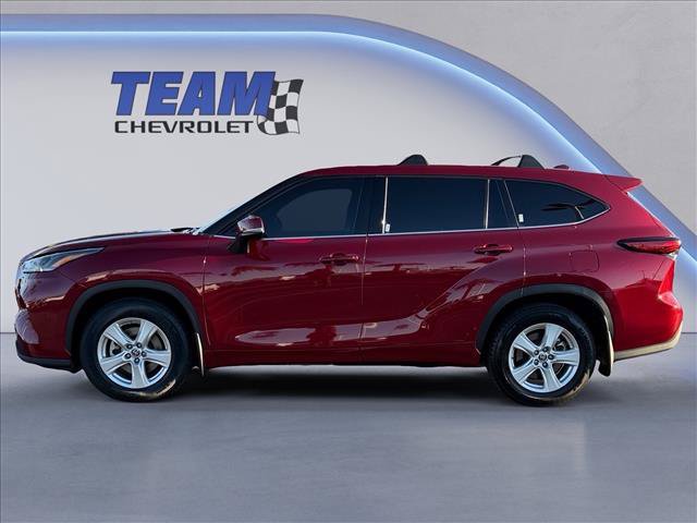 Used 2021 Toyota Highlander LE AWD/4WD image 2