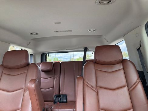 Used 2018 Cadillac Escalade Luxury AWD/4WD image 9