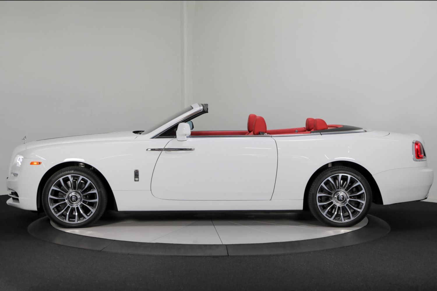 Used 2018 Rolls-Royce Dawn RWD image 6