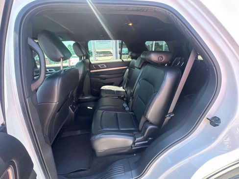 Used 2018 Ford Explorer XLT w/ Equipment Group 202A FWD image 9