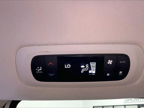 Used 2024 Chrysler Pacifica Select image 10