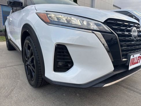 Used 2022 Nissan Kicks SR w/ Premium Package image 11