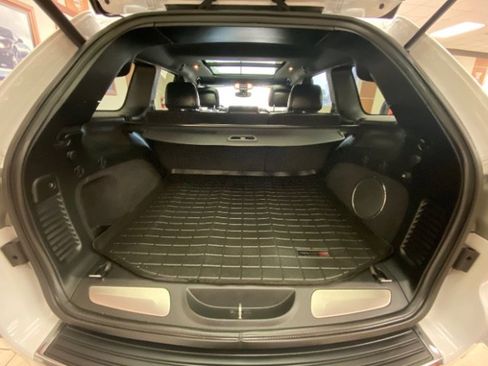 Used 2017 Jeep Grand Cherokee Overland image 14
