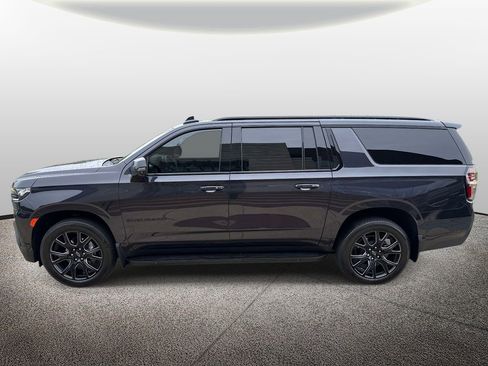 Used 2023 Chevrolet Suburban RST w/ Sport Performance Package AWD/4WD image 3