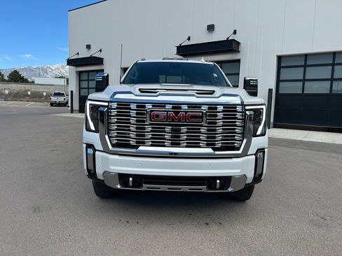 Used 2025 GMC Sierra 3500 Denali w/ Denali Reserve Package AWD/4WD image 3