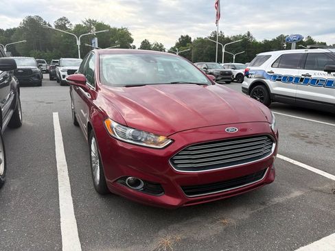 Used 2014 Ford Fusion SE w/ Equipment Group 502A FWD image 2