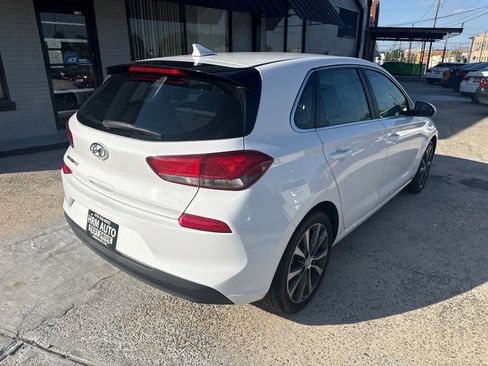 Used 2018 Hyundai Elantra GT FWD image 4