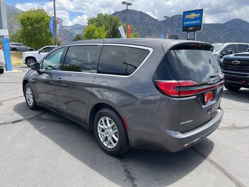 Used 2023 Chrysler Pacifica Touring-L FWD image 12