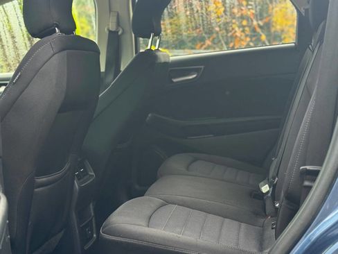 Used 2018 Ford Edge SE image 11