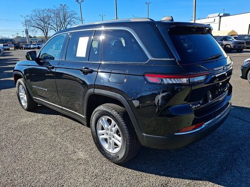 Used 2023 Jeep Grand Cherokee Laredo image 3