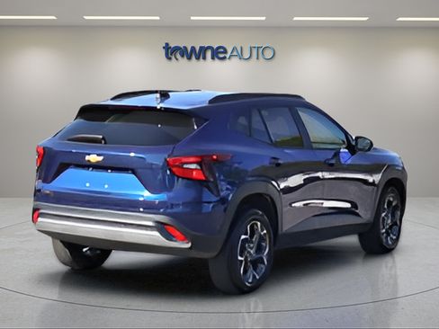 Used 2024 Chevrolet Trax LT w/ LT Convenience Package FWD image 7